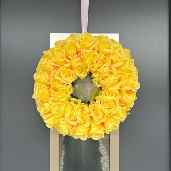 Dekorace věnec na dveře růže žlutý, 45 cm