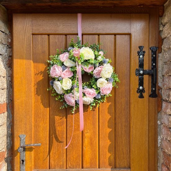Jarní dekorace věnec na dveře pivoňky bílo-růžový, 40-45cm