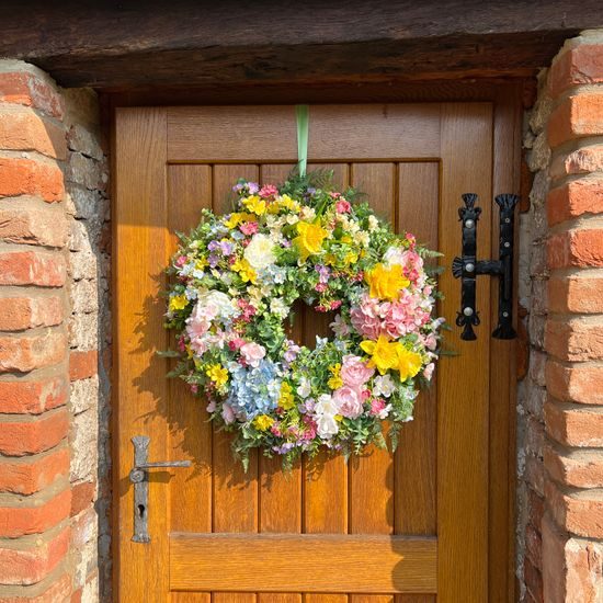 Jarní dekorace věnec na dveře květinový barevný, 60-70 cm
