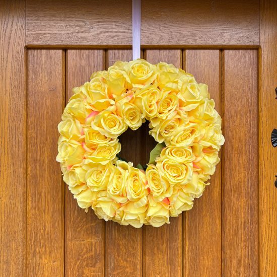 Dekorace věnec na dveře růže žlutý, 45 cm