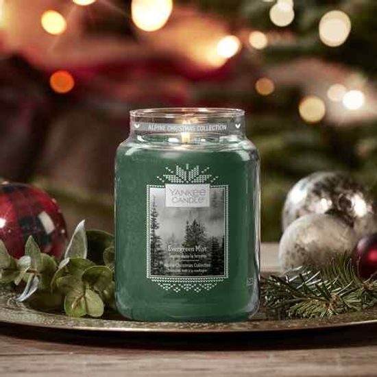 Yankee Candle Classic vonná sviečka Evergreen Mist 104 g