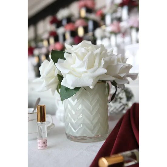 Côte Noire - Herringbone kytice 5 růží s parfémy Champagne Roses v krémové váze