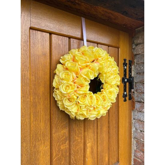 Dekorace věnec na dveře růže žlutý, 45 cm