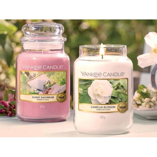 Yankee Candle Classic vonná sviečka Camellia Blossom 411 g