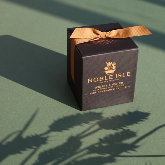 Noble Isle - Vonná svíčka Whisky & Water 200g