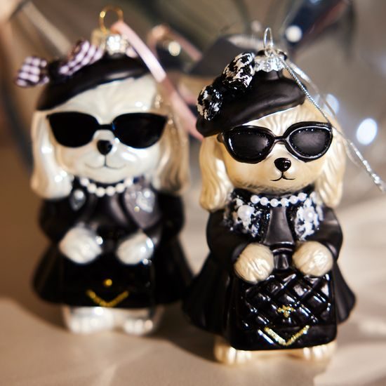 Vánoční skleněná ozdoba psí dáma v outfitu 1ks, 7,2x6,8x12,6cm