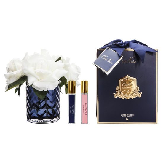 Côte Noire - Herringbone kytica 5 ruží s parfémami White Roses v modrej váze