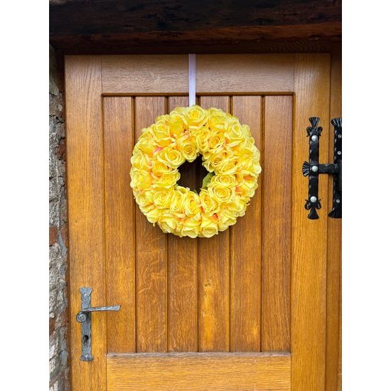 Dekorace věnec na dveře růže žlutý, 45 cm