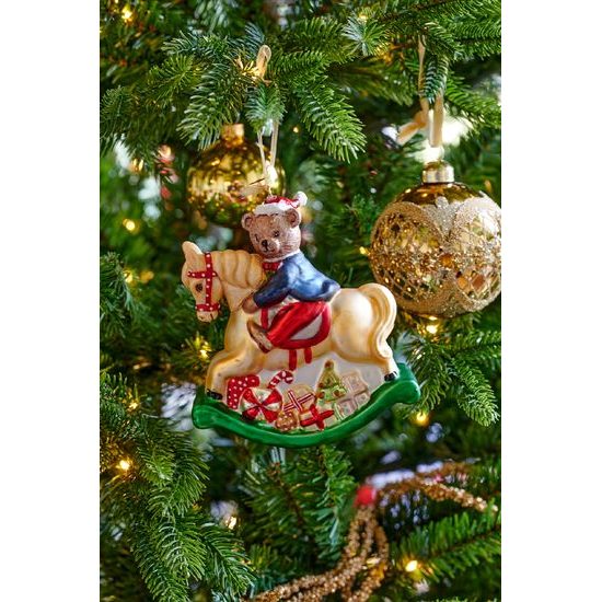 Vianočná sklenená ozdoba medvedík v kresle/koňovi, 13 cm