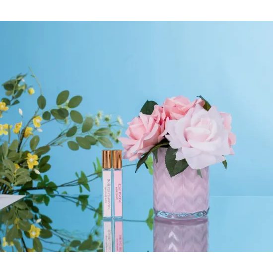 Côte Noire - Herringbone kytica 5 ruží s parfémami Pink Roses v ružovej váze