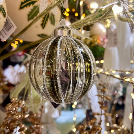 Vianočná sklenená ozdoba s pruhmi bielo-zelená 1ks, 8 cm