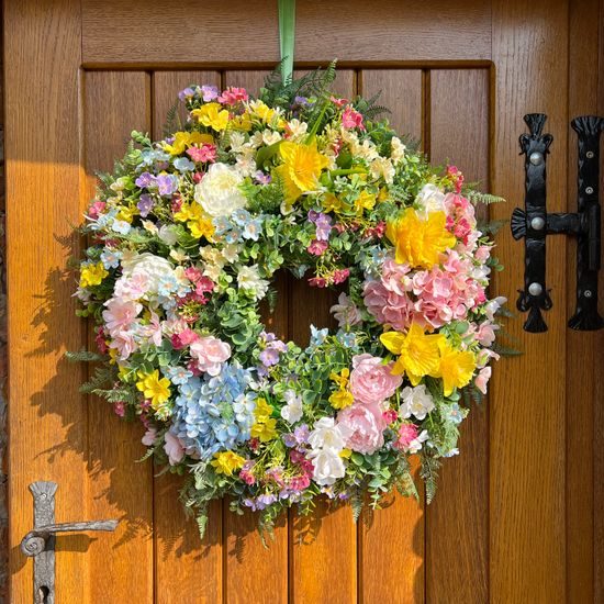 Jarní dekorace věnec na dveře květinový barevný, 60-70 cm