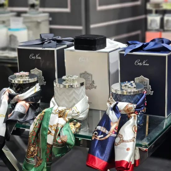 Côte Noire - Herringbone sviečka Black & Silver so šatkou, A Garden in Versailles