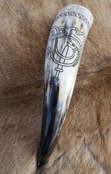 SERPENT, carved drinking horn