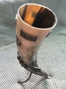 DRINKING HORN WITH VENDEL MOTIVES AND FORGED STAND - DRINKING HORNS{% if kategorie.adresa_nazvy[0] != zbozi.kategorie.nazev %} - DRINKING AND SIGNAL HORNS{% endif %}