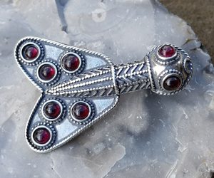 MEROVINGIAN SILVER AND GARNET CICADA BROOCH, 5TH CENTURY - BROOCHES - SILVER{% if kategorie.adresa_nazvy[0] != zbozi.kategorie.nazev %} - SILVER JEWELLERY{% endif %}