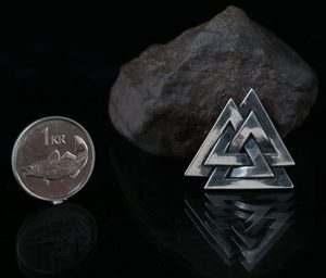 VALKNUT, STŘÍBRNÝ VIKINSKÝ PŘÍVĚŠEK, AG 925 - PŘÍVĚSKY - STŘÍBRO{% if kategorie.adresa_nazvy[0] != zbozi.kategorie.nazev %} - ŠPERKY STŘÍBRNÉ{% endif %}