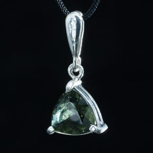 TRIANGULAR, SILVER PENDANT WITH MOLDAVITE, AG 925 - MOLDAVITE JEWELLERY{% if kategorie.adresa_nazvy[0] != zbozi.kategorie.nazev %} - SILVER JEWELLERY{% endif %}