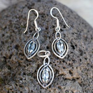 MAIA PENDANT AND EARRINGS, SILVER, BLUE TOPAZ - SILVER JEWELLERY{% if kategorie.adresa_nazvy[0] != zbozi.kategorie.nazev %} - SILVER JEWELLERY{% endif %}