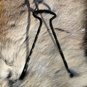 HAND FORGED TWISTED IRON HORN STAND - DRINKING HORNS{% if kategorie.adresa_nazvy[0] != zbozi.kategorie.nazev %} - DRINKING AND SIGNAL HORNS{% endif %}