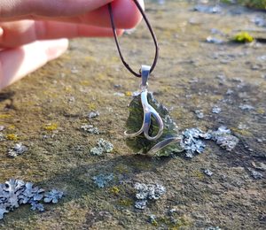 CELESTE MOLDAVITE, STERLING SILVER PENDANT - MOLDAVITE JEWELLERY{% if kategorie.adresa_nazvy[0] != zbozi.kategorie.nazev %} - SILVER JEWELLERY{% endif %}