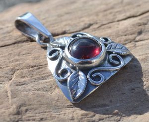 BOUDICCA, STERLING SILVER PENDANT WITH GARNET - PENDANTS - SILVER{% if kategorie.adresa_nazvy[0] != zbozi.kategorie.nazev %} - SILVER JEWELLERY{% endif %}