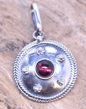 ANTICA ROMA, STERLING SILVER PENDANT WITH A GEM