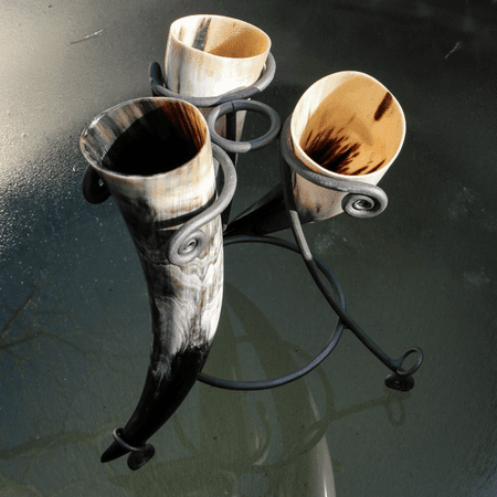 SET OF 3 HORNS AND STAND 0.5 L