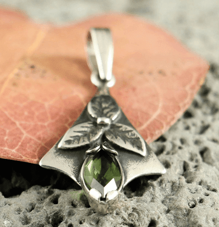 SHAMROCK, SILVER PENDANT, MOLDAVITE