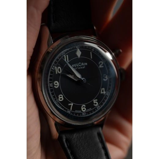 VULCAIN CRICKET CLASSIQUE 39 MM - ČIERNA/KHAKI - CRICKET CLASSIQUE - ZNAČKY