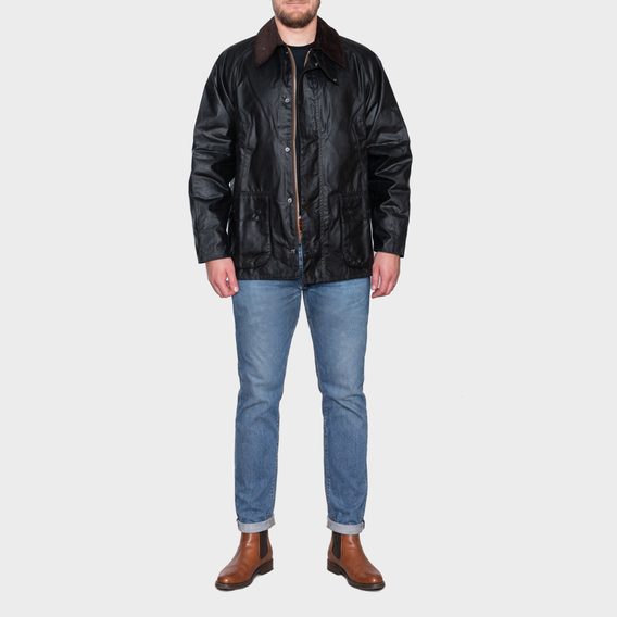 Náš model měří 182 cm, váží 85 kg a má na sobě bundu velikosti 40/M.