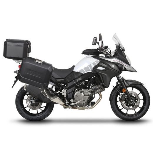 KOMPLETNÁ SADA ČIERNYCH HLINÍKOVÝCH KUFROV SHAD TERRA BLACK, 48 LITROV VRCHNÝ KUFOR, 36/36 LITROV BOČNÉ KUFRE, VRÁTANE MONTÁŽNEJ SADY A PLATNI SHAD SUZUKI DL 650 V-STROM