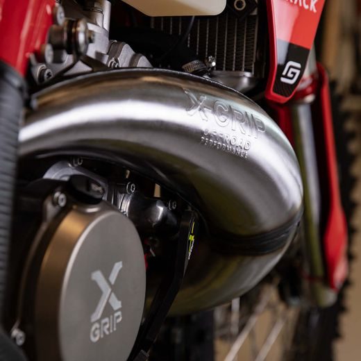 VÝFUKOVÝ ZVOD X-GRIP FACTORY – STRIEBORNÁ – GASGAS EC 250 (2024 - 2025) A ĎALŠIE MODELY