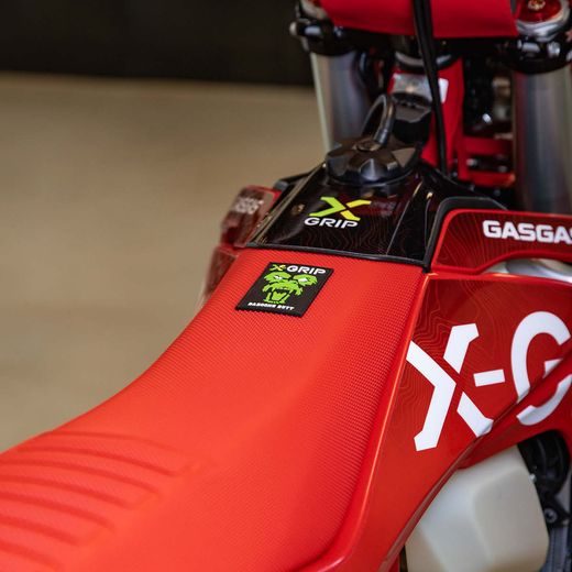 POŤAH SEDLA X-GRIP BABOONS BUTT – ČERVENÁ – GASGAS EC 125 (2025) A ĎALŠIE MODELY