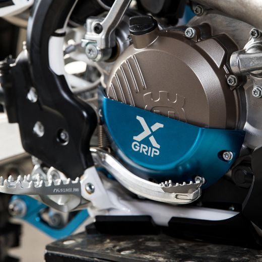 X-GRIP – CHRÁNIČ VEKA SPOJKY, STRIEBORNÝ – GASGAS EC 250 (2021–2023) A ĎALŠIE