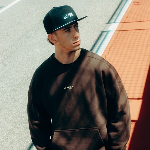 ALPINESTARS GUISE OVERSIZED CREW – VOĽNOČASOVÁ MOTO MIKINA (HNEDÁ)