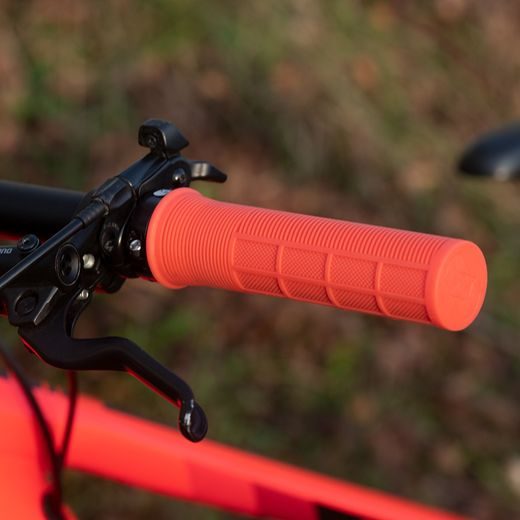 GRIPY DRIVER MTB LOCK-ON SA ŠROUBOVACÍMI OBJÍMKAMI, OXFORD (ORANŽOVÁ, DĹŽKA 130 MM, 1 PÁR)