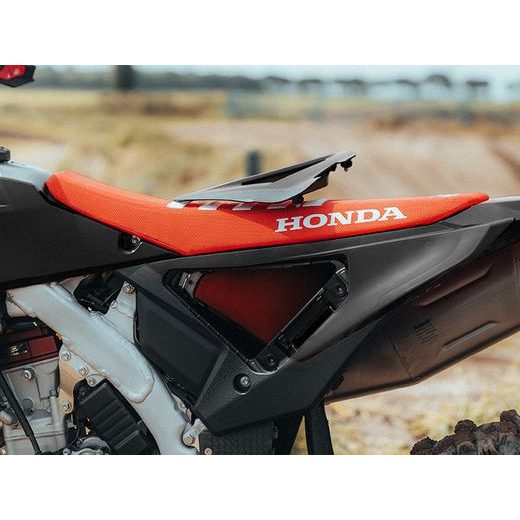 BOČNÝ ČÍSLOVÉ TABULKY (VČ. KRYTU VZDUCH. FILTRU) REVOLUTION HONDA, RTECH (ČIERNA)