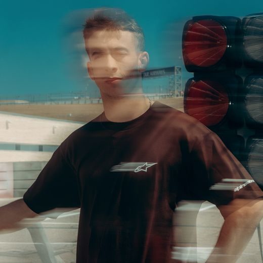 ALPINESTARS GUISE OVERSIZED CREW – VOĽNOČASOVÁ MOTO MIKINA (HNEDÁ)