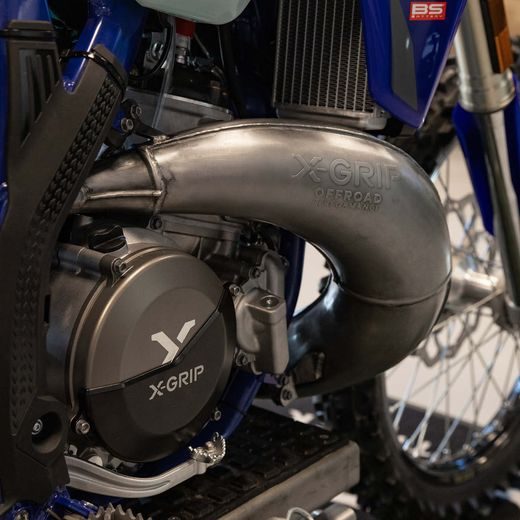 VÝFUKOVÝ ZVOD X-GRIP FACTORY – STRIEBORNÁ – SHERCO SE FACTORY 250 (2025 - 2026) A ĎALŠIE MODELY