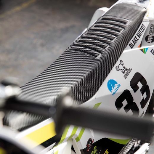 POŤAH SEDLA X-GRIP BABOONS BUTT – ČIERNA – HUSQVARNA FC 250 (2016 - 2018) A ĎALŠIE MODELY