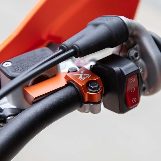 X-GRIP – OCHRANNÁ OBJÍMKA BRZDOVEJ PUMPY ANTIBREAK, ORANŽOVÁ – DUCATI DESMO450 MX (2025–2026) A ĎALŠIE
