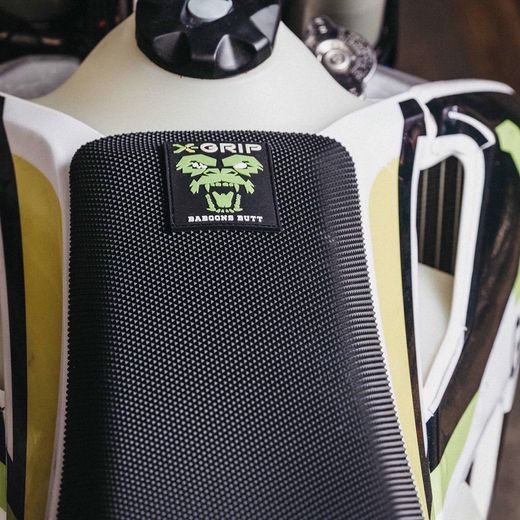 POŤAH SEDLA X-GRIP BABOONS BUTT – ČIERNA – HUSQVARNA FC 250 (2016 - 2018) A ĎALŠIE MODELY