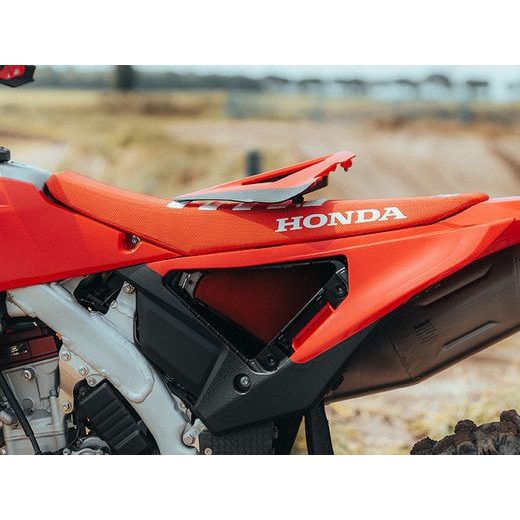 BOČNÝ ČÍSLOVÉ TABULKY (VČ. KRYTU VZDUCH. FILTRU) REVOLUTION HONDA, RTECH (ČERVENÁ)
