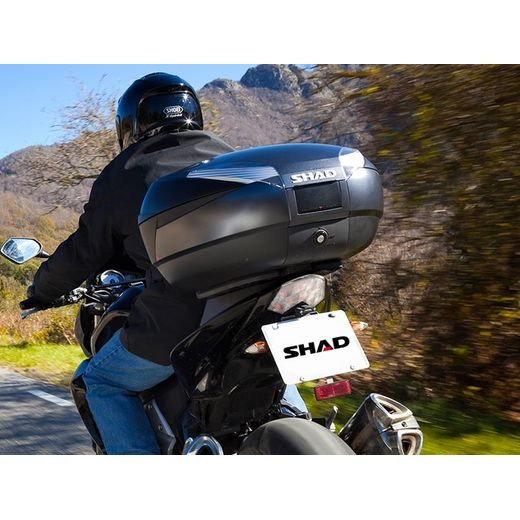 VRCHNÝ KUFOR NA MOTORKU SHAD SH48 TMAVO ŠEDÁ VR. OPERY, KARBÓNOVÉHO VÍKA A ZÁMK PREMIUM LOCK