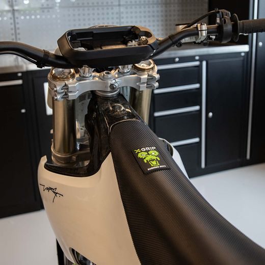 POŤAH SEDLA X-GRIP BABOONS BUTT – ČIERNA – STARK VARG (2023 - 2025) A ĎALŠIE MODELY