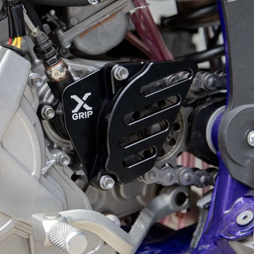 X-GRIP – KRYT REŤAZOVÉHO KOLIESKA A CHRÁNIČ SPOJKOVÉHO VALČEKA, ČIERNY – SHERCO SE FACTORY 250 (2020–2024) A ĎALŠIE