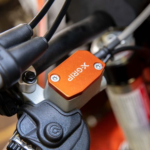 VIEČKO BRZDOVEJ A SPOJKOVEJ PUMPY X-GRIP – ORANŽOVÁ – GASGAS EX 250 (2022 - 2023) A ĎALŠIE MODELY