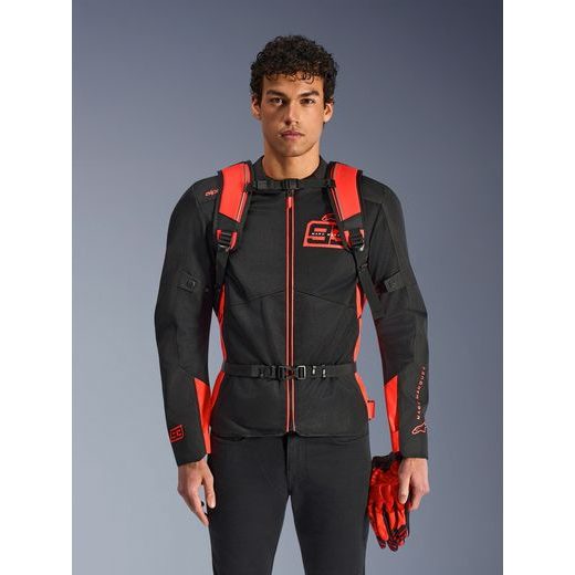 ALPINESTARS AMP-3 MM93 KOLEKCIA – BATOH NA MOTORKU (MOTOCYKLOVÝ RUKSAK) (ČERVENÁ FLUO/ČERVENÁ/ČIERNA, OBJEM 17 L) 2026