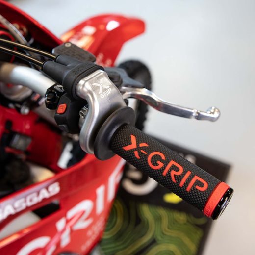 TELESO OVLÁDANIA PLYNU X-GRIP – STRIEBORNÁ – GASGAS EC 125 (2025) A ĎALŠIE MODELY